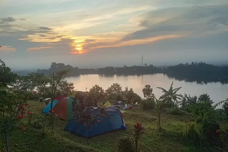 Petualangan Kamping di Bukit Syahdu Gembong Pati, Menikmati Keindahan Sunrise yang Memukau